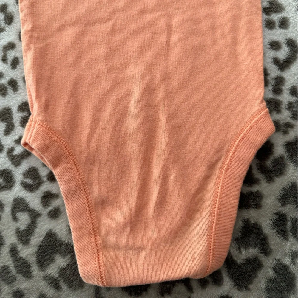2006 Old Navy Short Sleeve Bodysuit Onesie in Peach Orange Size 6-12 months